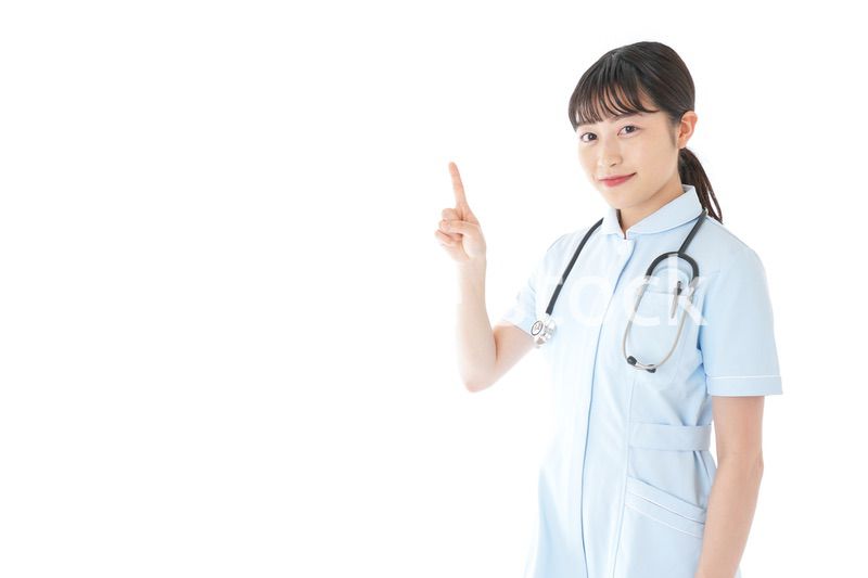 ポイントを指差す若い看護師