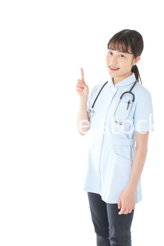 ポイントを指差す若い看護師