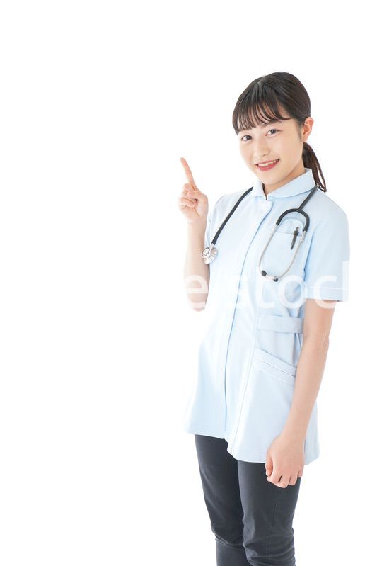 ポイントを指差す若い看護師
