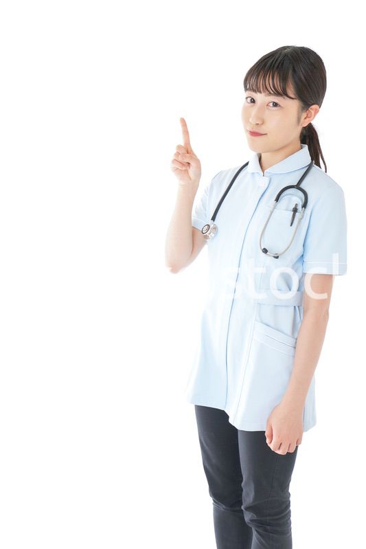 ポイントを指差す若い看護師
