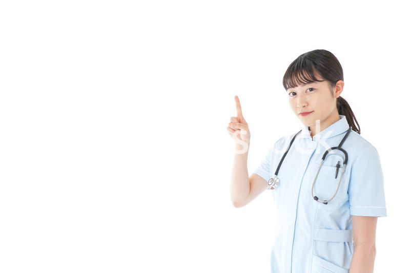 ポイントを指差す若い看護師