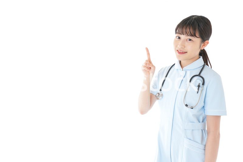 ポイントを指差す若い看護師