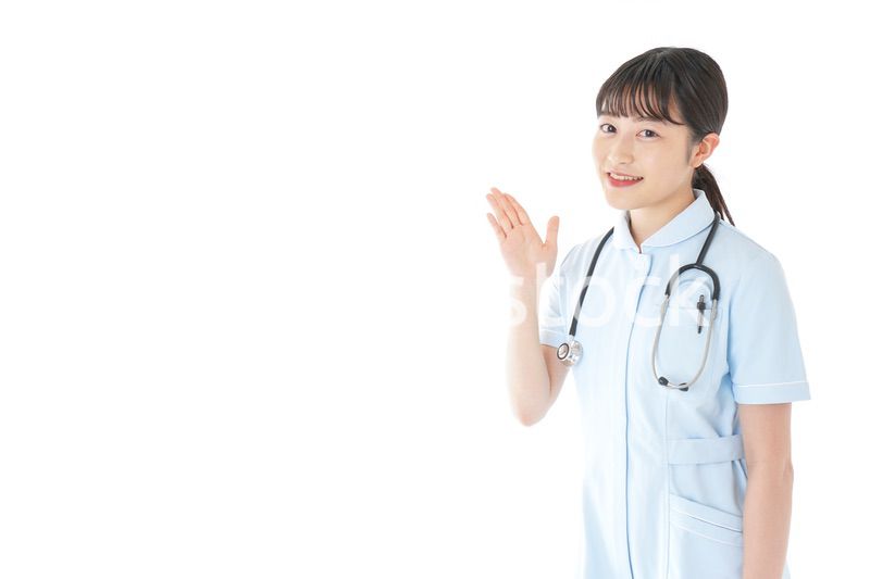 ポイントを指差す若い看護師