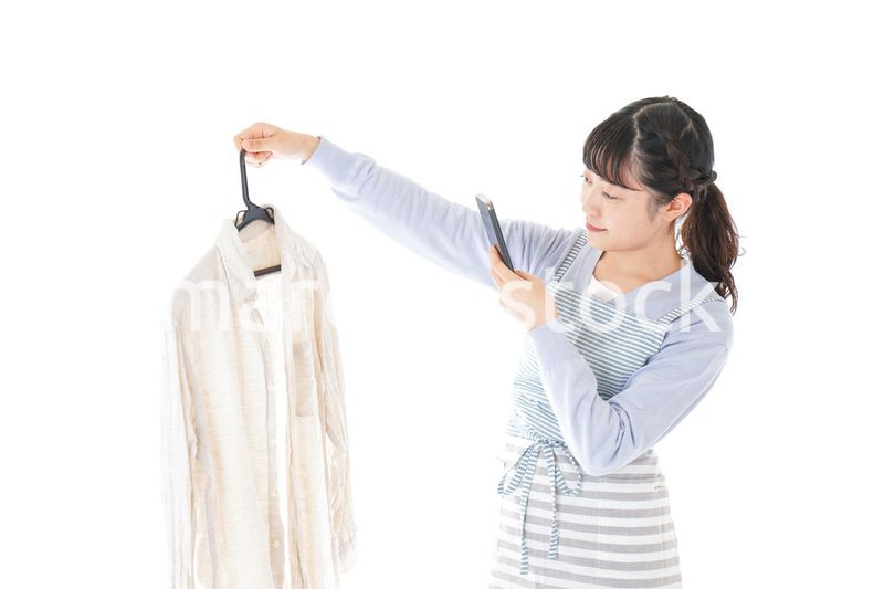 フリマアプリで出品をする若い女性