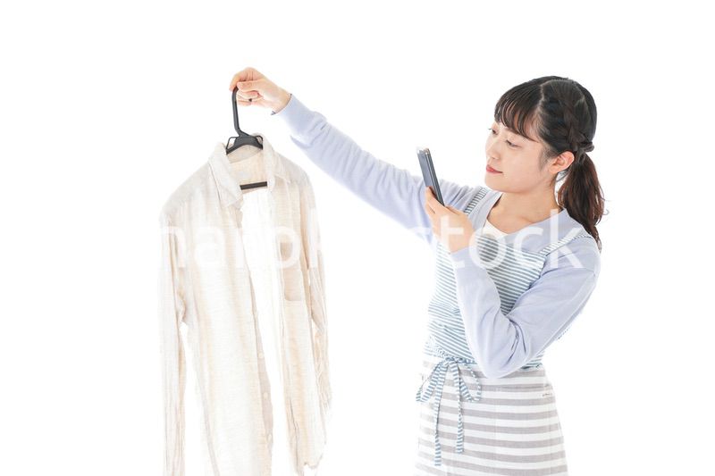 フリマアプリで出品をする若い女性