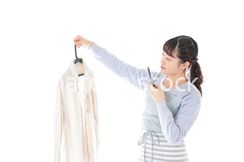 フリマアプリで出品をする若い女性