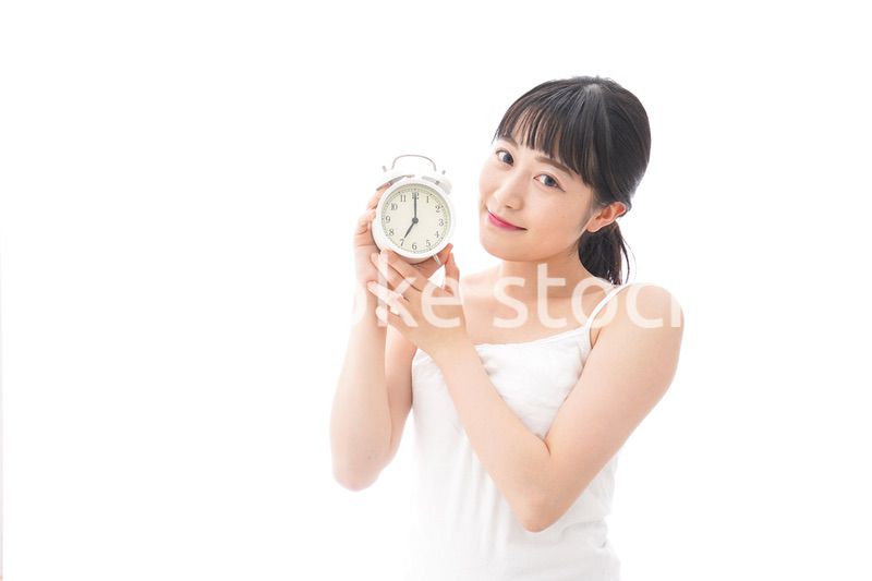 早起きをする若い女性