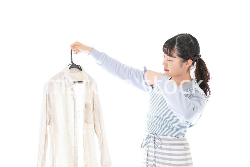 フリマアプリで出品をする若い女性