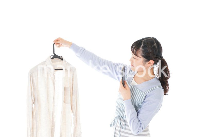 フリマアプリで出品をする若い女性