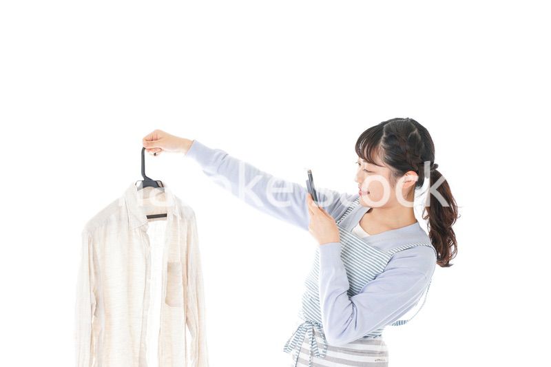 フリマアプリで出品をする若い女性