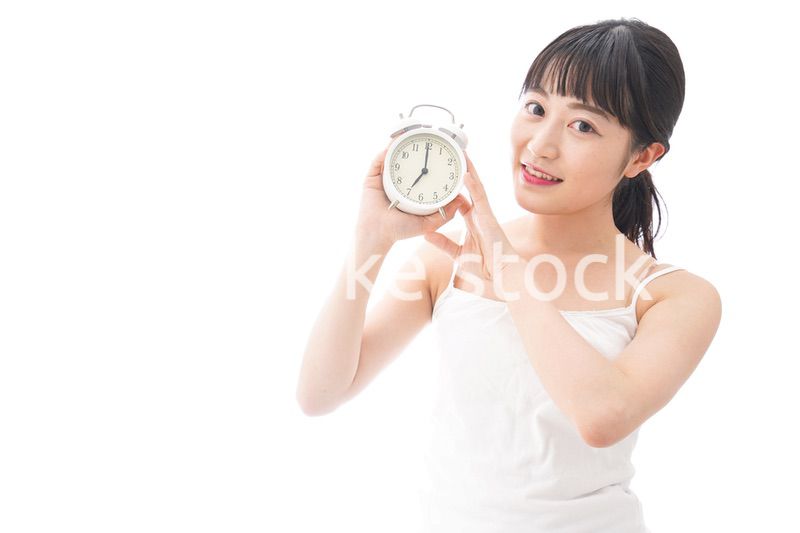 早起きをする若い女性