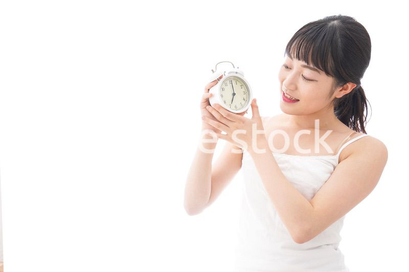 早起きをする若い女性