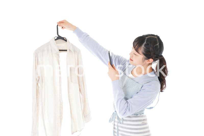 フリマアプリで出品をする若い女性