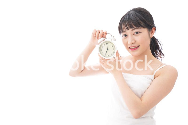 早起きをする若い女性