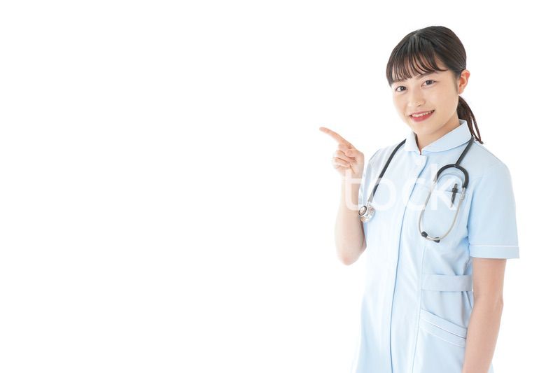 ポイントを指差す若い看護師