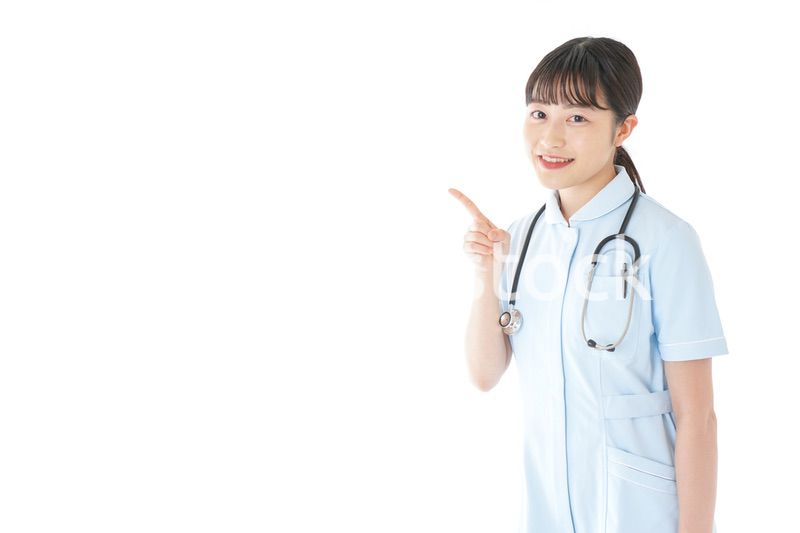 ポイントを指差す若い看護師