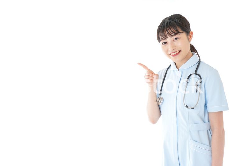 ポイントを指差す若い看護師