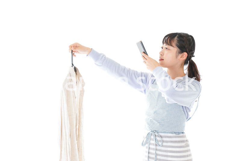 フリマアプリで出品をする若い女性