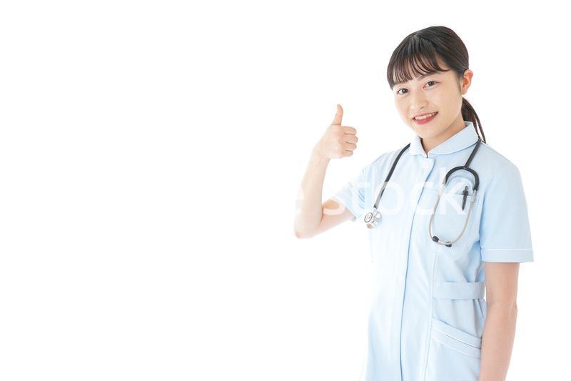 OKサインをする若い看護師