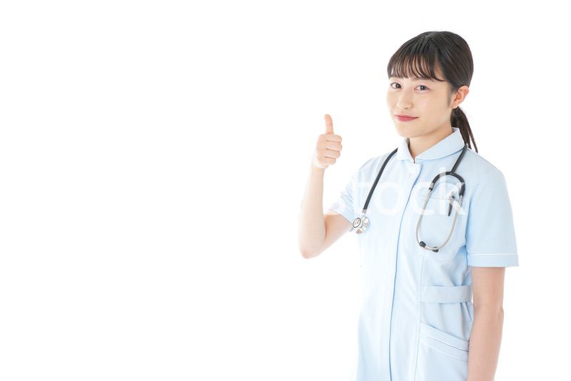 OKサインをする若い看護師