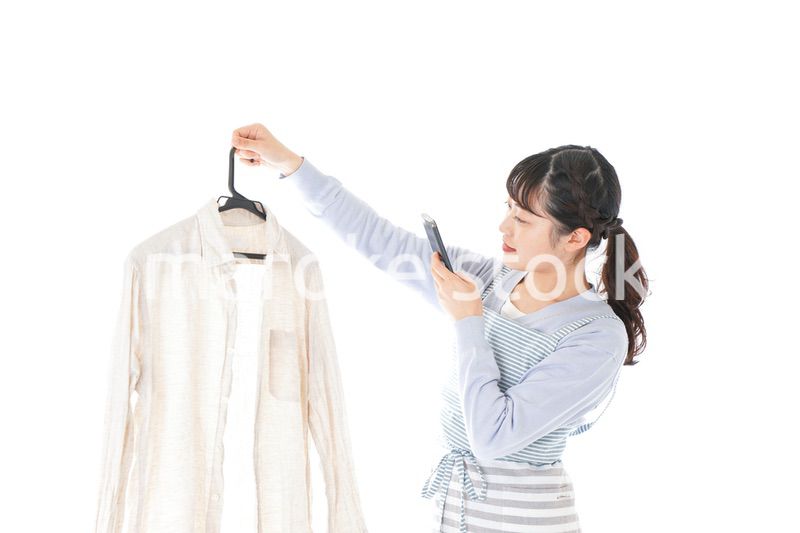 フリマアプリで出品をする若い女性