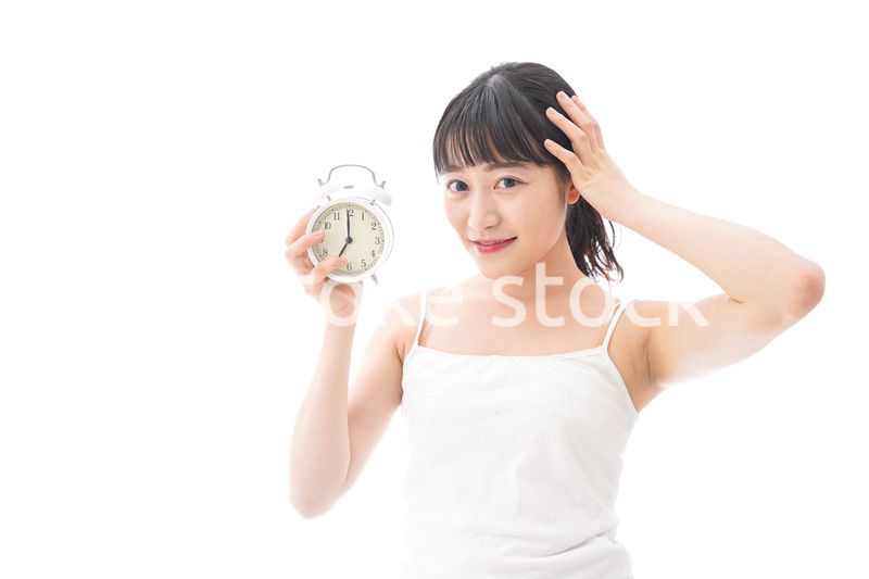 早起きをする若い女性