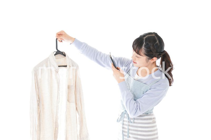 フリマアプリで出品をする若い女性