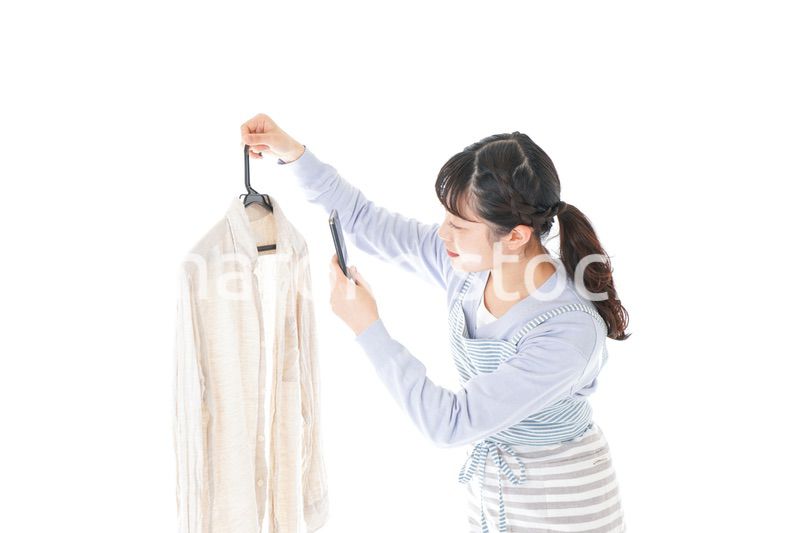 フリマアプリで出品をする若い女性