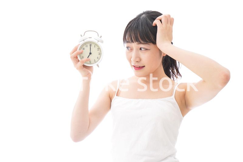 早起きをする若い女性