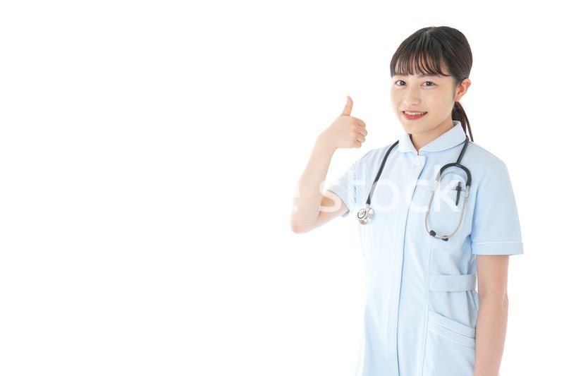 OKサインをする若い看護師