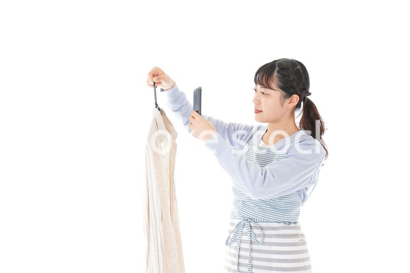 フリマアプリで出品をする若い女性