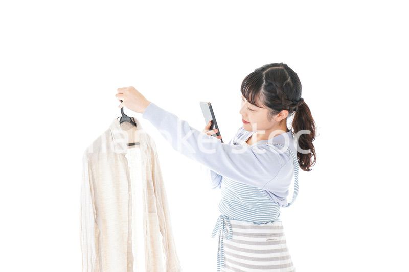 フリマアプリで出品をする若い女性