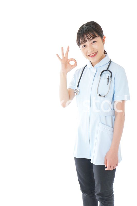 OKサインをする若い看護師
