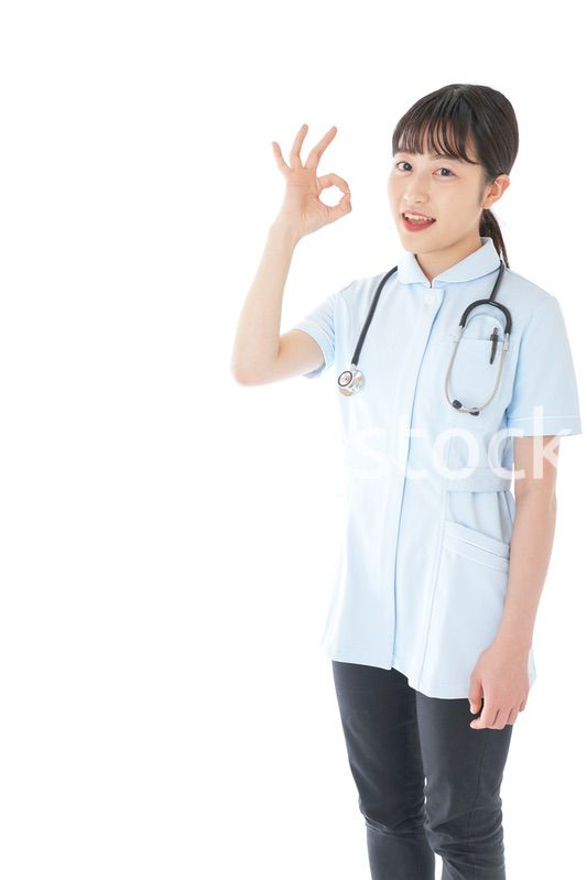 OKサインをする若い看護師