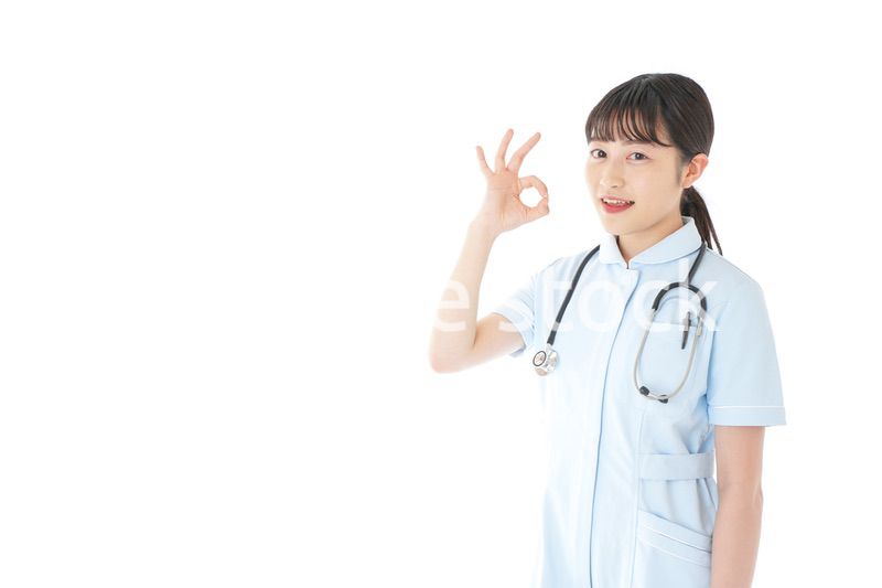 OKサインをする若い看護師