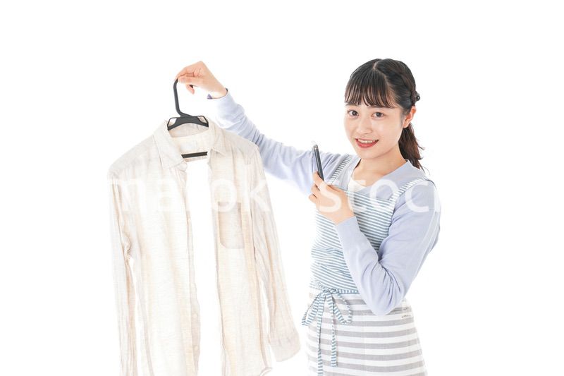 フリマアプリで出品をする若い女性