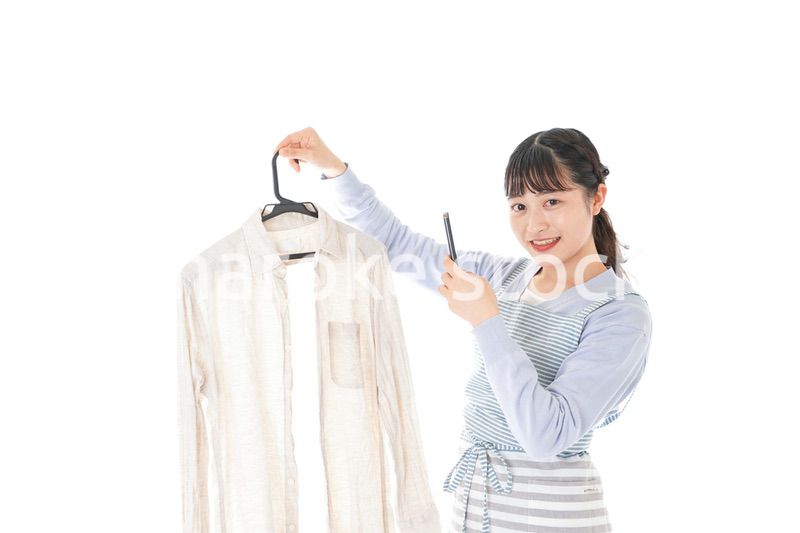 フリマアプリで出品をする若い女性