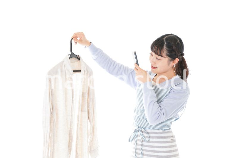 フリマアプリで出品をする若い女性