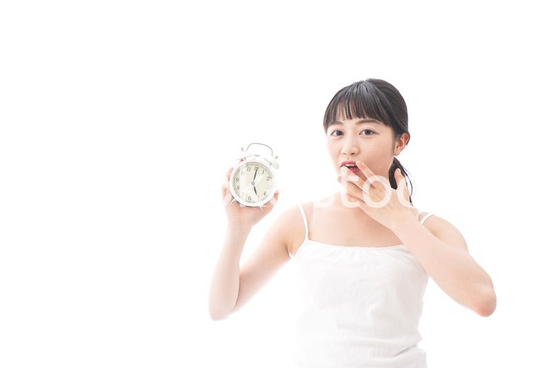 早起きをする若い女性