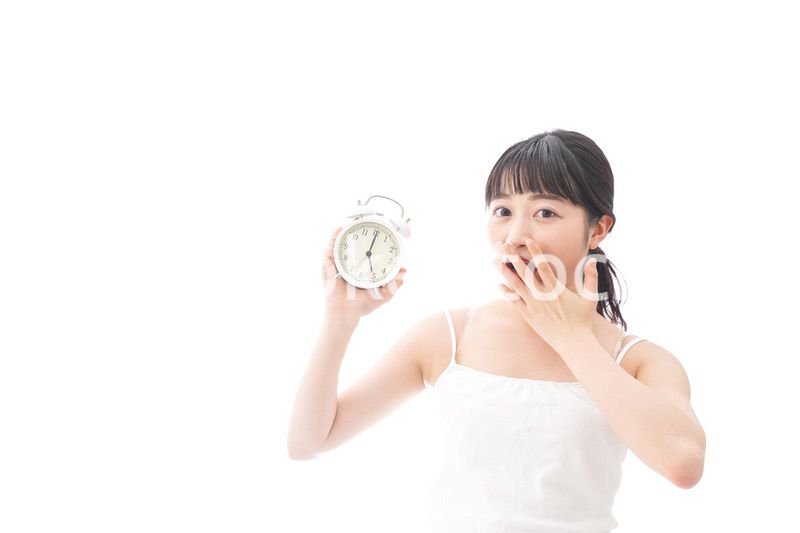 早起きをする若い女性