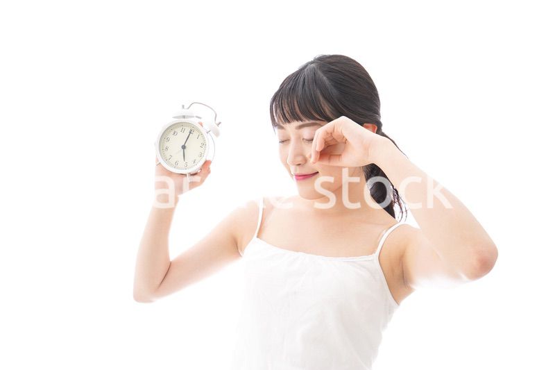 早起きをする若い女性