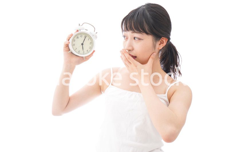 早起きをする若い女性