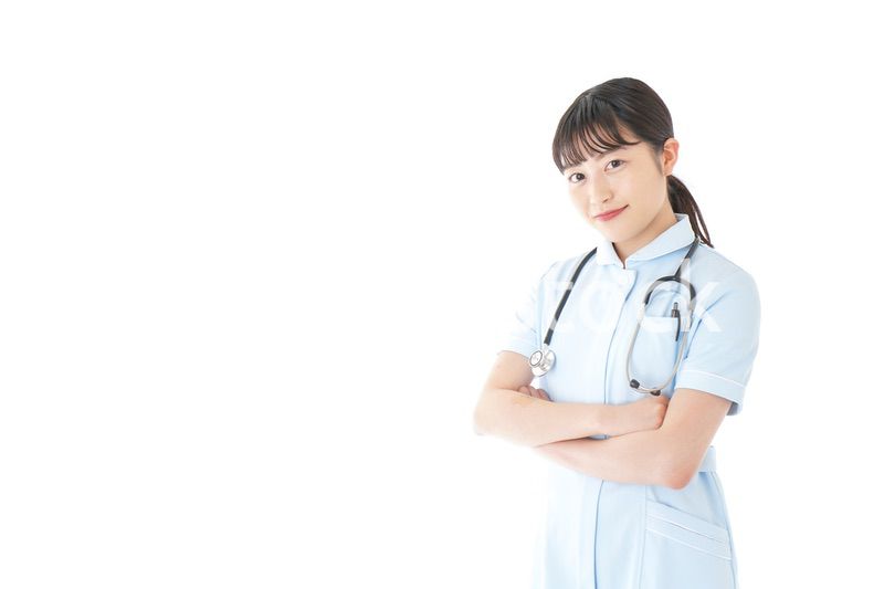 腕を組む若い看護師