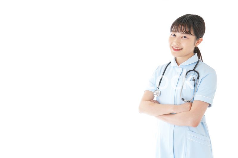 腕を組む若い看護師