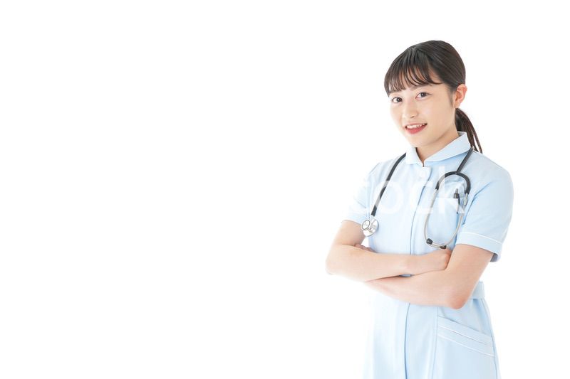 腕を組む若い看護師