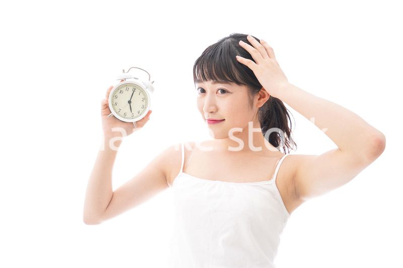 早起きをする若い女性