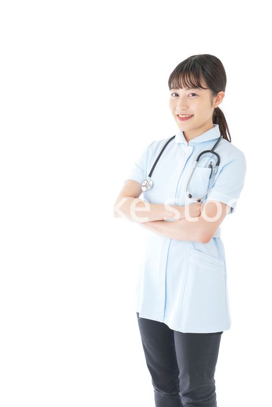 腕を組む若い看護師