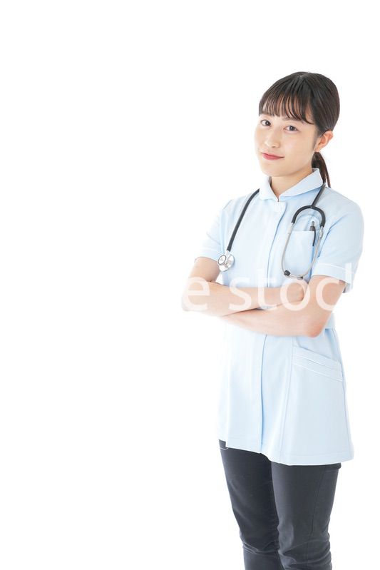 腕を組む若い看護師