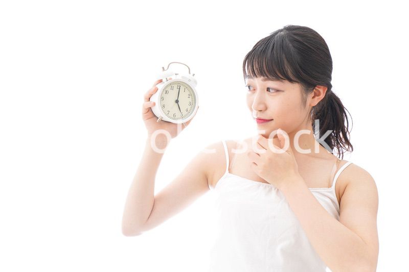 早起きをする若い女性