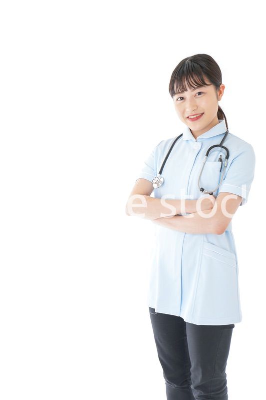 腕を組む若い看護師